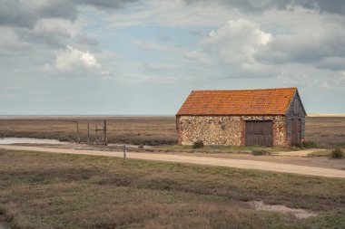 Thornham, Norfolk, İngiltere - 24 Nisan 2019 Thornham Old Harbour 'da eski bir taş ahır