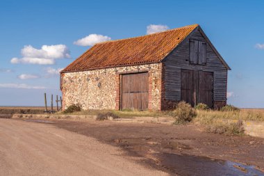 Thornham, Norfolk, İngiltere - 24 Nisan 2019 Thornham Old Harbour 'da eski bir taş ahır