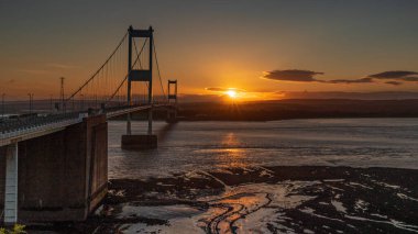 Aust, South Gloucestershire, İngiltere - 08 Haziran 2019: Severn Köprüsü 'nde günbatımı, Severn Nehri' nin üzerinde, Aust Cliff 'ten görüldü.