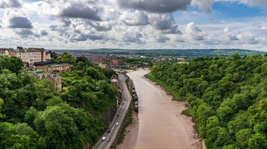Bristol, İngiltere, İngiltere - 09 Haziran 2019: Clifton Askı Köprüsü 'nden Clifton Village ve Hotwell' e doğru bakan