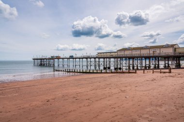 Teignmouth, Devon, İngiltere, İngiltere - 5 Haziran 2019: Teignmouth Grand Pier ve plaj