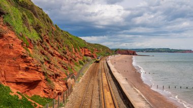 Dawlish, Devon, İngiltere - 05 Haziran 2019: Kızıl Kaya Sahili 'nden geçen bir tren