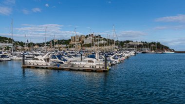 Torquay, Torbay, İngiltere - 4 Haziran 2019: Prenses İskelesi 'nden görülen Torquay Marina