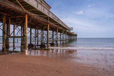 Teignmouth, Devon, İngiltere, İngiltere - 5 Haziran 2019: Teignmouth Grand Pier ve plaj