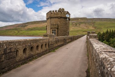 Middlesmoor yakınlarında, Kuzey Yorkshire, İngiltere - 19 Mayıs 2019: Yara Evi Barajı üzerindeki yol