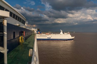 Kingston on Hull, İngiltere - 22 Mayıs 2019: Bir P & O feribotu limandan ayrılıyor ve Humber Nehri 'nde yol alıyor.