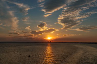 Kingston on Hull, İngiltere - 22 Mayıs 2019: Limanın üzerindeki batan güneş Humber Nehri 'nden görüldü