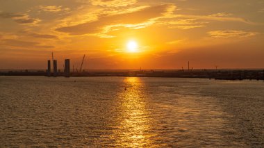 Kingston on Hull, İngiltere - 22 Mayıs 2019: Limanın üzerindeki batan güneş Humber Nehri 'nden görüldü
