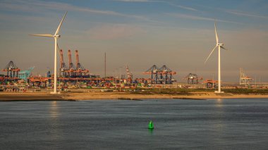 Rotterdam, Güney Hollanda, Hollanda - 23 Mayıs 2019: Europoort 'ta rüzgar türbinleri ve sanayi