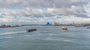 Rotterdam, Güney Hollanda, Hollanda - 10 Mayıs 2019: Avrupa kıyılarındaki sanayi ve gemilere doğru Calandkanaal 'dan görüş