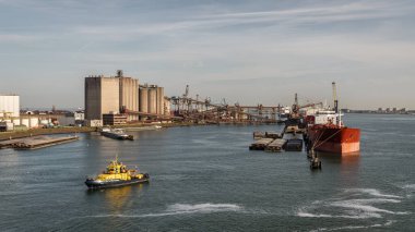 Rotterdam, Güney Hollanda, Hollanda - 23 Mayıs 2019: Avrupa 'nın Beneluxhaven kentinde gemiler ve sanayi