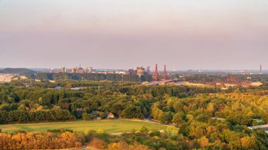 Moers, Kuzey Ren-Westfalia, Almanya - 03 Ağustos 2018: Halde Rheinpreussen 'den Ruhr Bölgesi' ne, doğuya, Duisburg 'a ve Ren Nehri üzerindeki köprülere bakın.