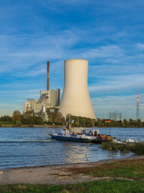 Duisburg, Kuzey Ren-Westfalia, Almanya - 26 Ekim 2019: Ren Nehri ve Walsum Enerji İstasyonu 'ndan feribotla geçen Orsoy manzarası