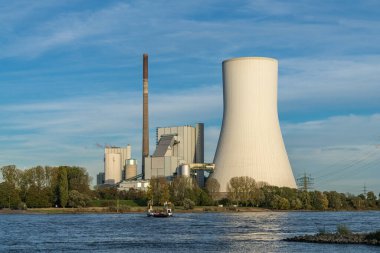 Duisburg, Kuzey Ren-Westfalia, Almanya - 26 Ekim 2019: Ren Nehri ve Walsum Enerji İstasyonu 'ndan feribotla geçen Orsoy manzarası