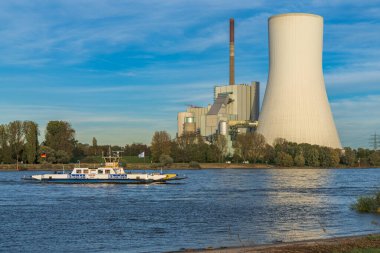 Duisburg, Kuzey Ren-Westfalia, Almanya - 26 Ekim 2019: Ren Nehri ve Walsum Enerji İstasyonu 'ndan feribotla geçen Orsoy manzarası