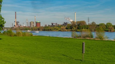 Duisburg, Kuzey Ren-Vestfalya, Almanya - 19 Nisan 2018: Rheinaue Friemersheim 'den Huettenwerke' ye doğru görüş (eritme çalışmaları) Krupp-Mannesmann