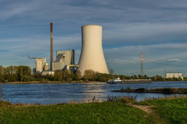 Duisburg, Kuzey Ren-Westfalia, Almanya - 26 Ekim 2019 Ren Nehri ve Walsum Enerji İstasyonu üzerinden geçen bir gemiyle Orsoy 'dan görüntü