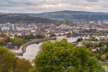 Koblenz, Rhineland-Palatine, Almanya - 15 Ekim 2019: Ehrenbreitstein üzerinden Koblenz, Alman Köşesi, Ren Nehri ve Moselle