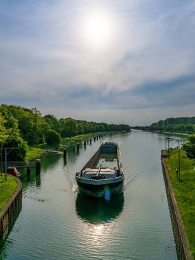Dorsten, Kuzey Ren-Vestfalya, Almanya - 07 Mayıs 2020: Dorsten kanalına giren Wesel-Datteln Kanalı 'ndaki bir yük gemisi