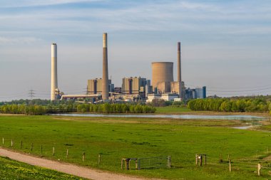 Rheinberg, Kuzey Ren-Vestfalya, Almanya - 16 Nisan 2020 Orsoy 'daki Ren Nehri' nde görünüm, arka planda Voerde enerji santrali