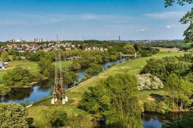 Essen, Kuzey Ren-Vestfalya, Almanya - 27 Nisan 2020: Hinsel 'den Ruhr Nehri ve Essen-Horst Nehri' ne doğru görüş