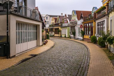 Rostock, Mecklenburg-Batı Pomeranya, Almanya - 12 Haziran 2020: Warnemuende 'deki boş cadde