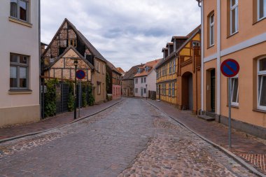 Plau am See, Mecklenburg-Batı Pomerania, Almanya - 10 Haziran 2020: Boş Pazar Caddesi 'ndeki evler
