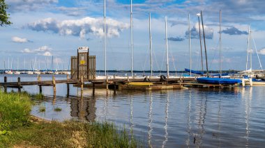 Mardorf, Aşağı Saksonya, Almanya - 07 Haziran 2020: Steinhuder Meer marinasına kapalı kapısı olan bir iskele