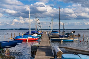 Mardorf, Lower Saxony, Almanya - 07 Haziran 2020: The Steinhuder Meer with the Marina and the spoash pile of the potash mine in the background