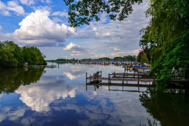 Steinhude, Aşağı Saksonya, Almanya - 08 Haziran 2020: Steinhuder Meer 'de bir iskele ve banyo adasının yakınındaki marinaya bakın.