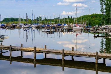 Steinhude, Aşağı Saksonya, Almanya - 08 Haziran 2020: İskele ve marinayla Steinhuder Meer 'de görüş