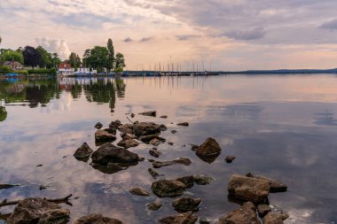 Steinhude, Aşağı Saksonya, Almanya - 08 Haziran 2020: Akşam Steinhuder Meer 'de, arka planda banyo adası yakınlarındaki marinada