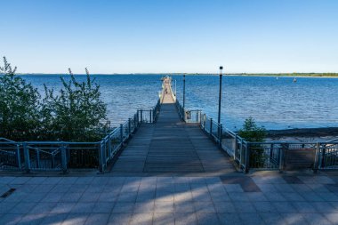 Wismar, Mecklenburg-Batı Pomerania, Almanya - 15 Haziran 2020: Bulutsuz bir günde Wendorf deniz köprüsü