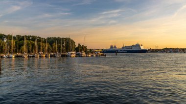 Travemuende, Holstein, Almanya - 17 Haziran 2020: Helsinki 'den gelen bir Finnlines feribotu, Travemuende' ye ulaşmaktadır.