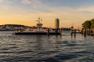 Travemuende, Holstein, Almanya - 17 Haziran 2020: The Priwall feribotu arkada Travemuende ile Trave Nehri 'ni geçiyor