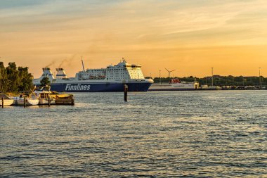 Travemuende, Holstein, Almanya - 17 Haziran 2020: Helsinki 'den gelen bir Finnlines feribotu, Travemuende' ye ulaşmaktadır.