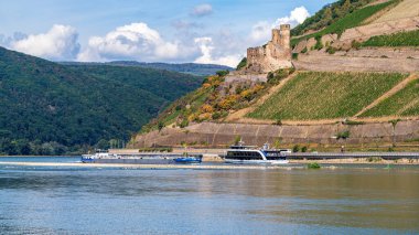 Ruedesheim, Hesse, Almanya - 19 Ağustos 2020: Ehrenfels Kalesi 'nden geçen Ren Nehri üzerindeki gemiler