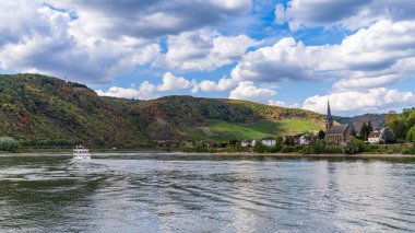 Boppard, Rhineland-Palatinate, Almanya - 19 Ağustos 2020: Ren Nehri üzerinde Filsen ile birlikte Orta Ren Vadisi 'ni geçen bir gemi