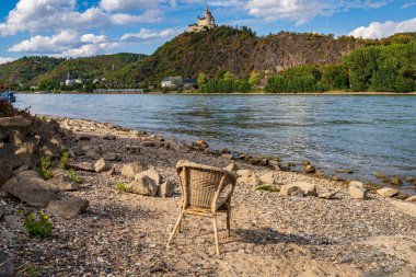 Spay, Rhineland-Palatinate, Almanya - 19 Ağustos 2020: Spay at the River Rhine and the Marksburg Castle in Braubach