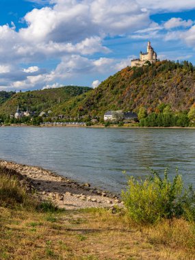 Spay, Rhineland-Palatinate, Almanya - 19 Ağustos 2020: Spay at the River Rhine and the Marksburg Castle in Braubach