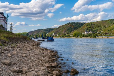 Spay, Rhineland-Palatinate, Almanya - 19 Ağustos 2020: Sağda Braubach ile Ren Nehri 'nden Spay' e bakın