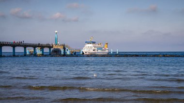 Sellin, Mecklenburg-Batı Pomerania, Almanya - 30 Eylül 2020: Sellin İskelesinde bir feribot