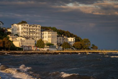 Sassnitz, Mecklenburg-Batı Pomeranya, Almanya - 02 Ekim 2020: Gezinti güvertesi ve iskele üzerindeki akşam ışığı
