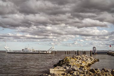 Stahlbrode, Mecklenburg-Batı Pomerania, Almanya - 04 Ekim 2020: Ruegen Adası 'ndan Glewitz' e bir feribot geliyor.