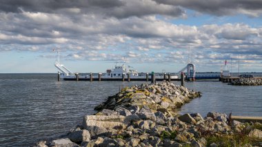 Stahlbrode, Mecklenburg-Batı Pomerania, Almanya - 04 Ekim 2020: Ruegen Adası 'ndan Glewitz' e bir feribot geliyor.