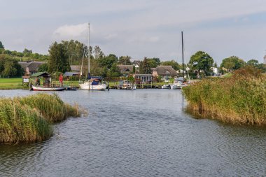 Moritzdorf, Mecklenburg-Batı Pomerania, Almanya - 3 Ekim 2020: Baaber Bek kıyısında kayıklar, Baabe limanından görüldü.