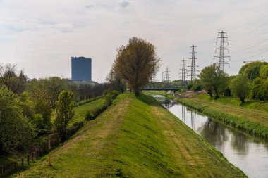 Oberhausen, Kuzey Ren-Westfalia, Almanya - 28 Nisan 2021: Arka planda Gasometre ile Emscher Nehri manzarası