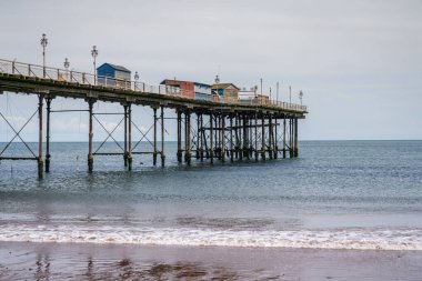 Teignmouth, Devon, İngiltere, İngiltere - 5 Haziran 2019: Teignmouth Grand Pier ve plaj