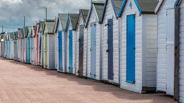 Paignton, Torbay, İngiltere - 06 Haziran 2019: Preston Sands 'e bakan Deniz Geçidi Kulübeleri