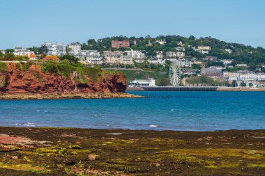 Paignton, Torbay, İngiltere, İngiltere: 06 Haziran 2019: The Preston Sands 'den Torquay' e doğru görüş